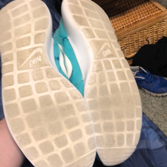 Turquoise Nike roshes - Picture 3 of 3
